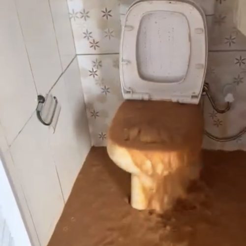 Água retorna pelo vaso e moradores se revoltam em Capela