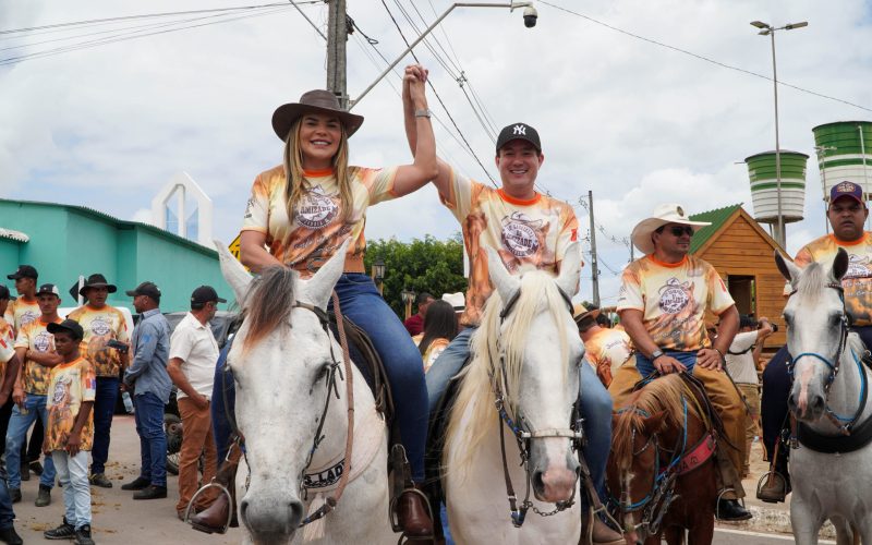Jorge Galvão e Jeane Moura marcam presença na 10ª Cavalgada da Amizade em Jundiá