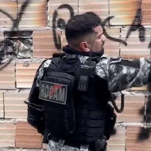 Sargento da PM desafia facções e marca território com o nome da Rocam no combate à criminalidade