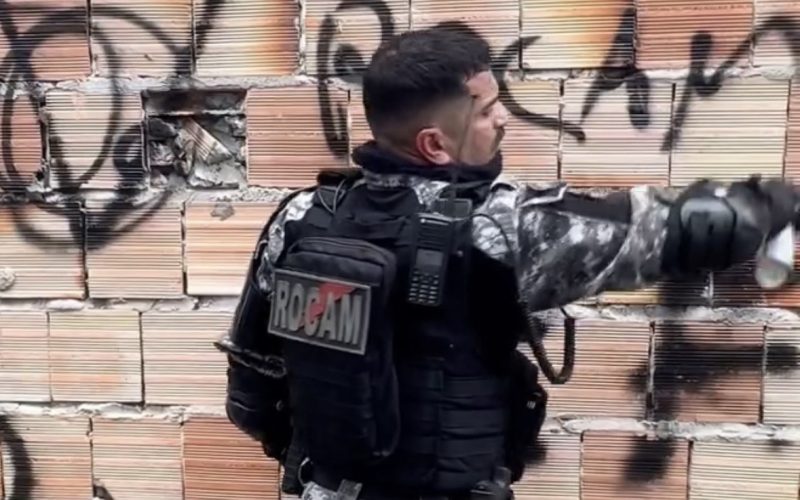 Sargento da PM desafia facções e marca território com o nome da Rocam no combate à criminalidade