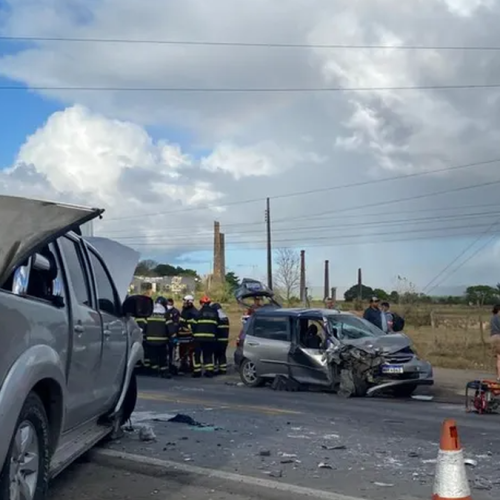 Acidente entre dois carros deixa vítima presa no veículo na BR-316, em Alagoas