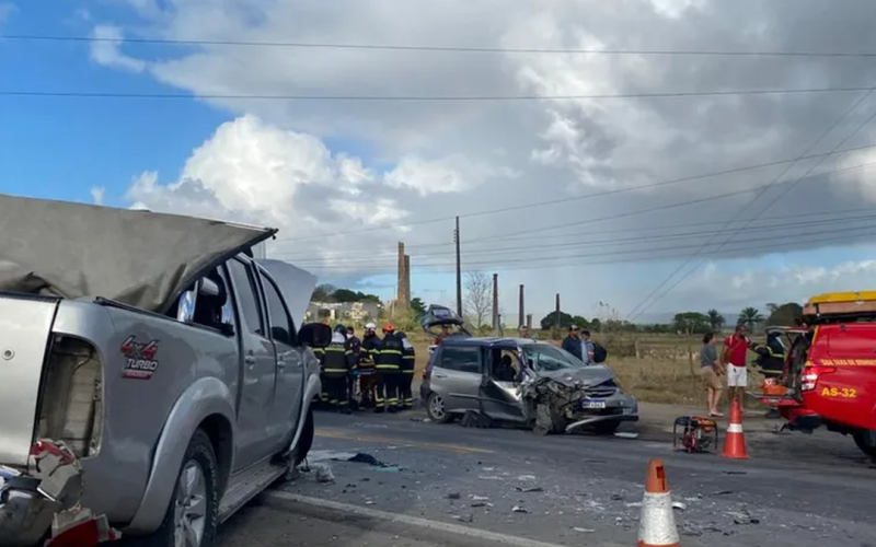 Acidente entre dois carros deixa vítima presa no veículo na BR-316, em Alagoas