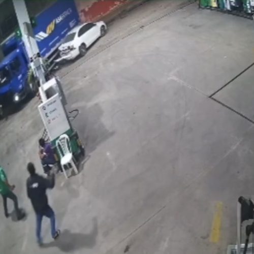 Susto daqueles: Caminhão arrasta carros em posto de combustíveis em São José da Tapera