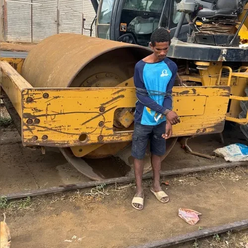 Tentativa de furto termina com suspeito amarrado em máquina na Estação Ferroviária de Arapiraca