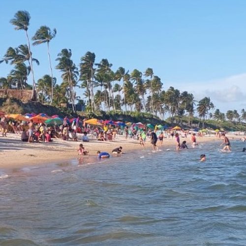 Turistas denunciam práticas abusivas de barraqueiros na Praia do Francês