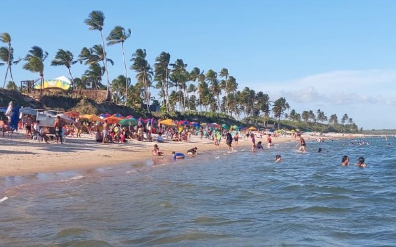 Turistas denunciam práticas abusivas de barraqueiros na Praia do Francês