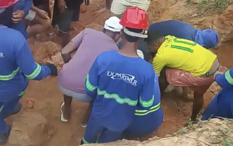 Criança morre e outras ficam feridas após queda de barreira em Roteiro; vítimas brincavam no local