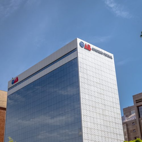 Advogado é expulso da OAB após suspeita de golpe de quase R$ 1 milhão contra idosa com ajuda de vidente no DF