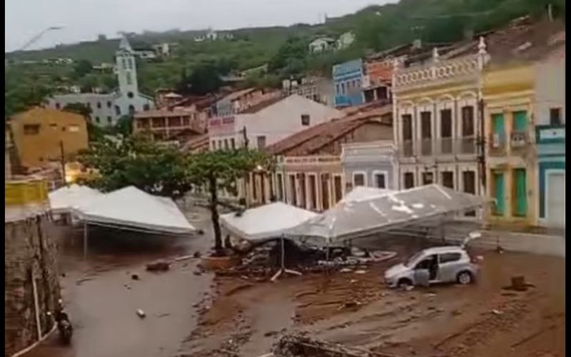 Moradores de Piranhas, mostram em gravações, como ficaram o Centro Histórico e a Barragem de Xingó após chuvas intensas