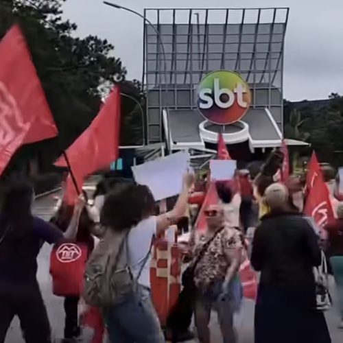 Após fala de ratinho, MST ocupa frente do SBT em defesa de Erika: “Sistema brasileiro transfóbico”