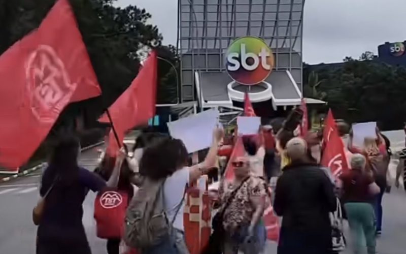 Após fala de ratinho, MST ocupa frente do SBT em defesa de Erika: “Sistema brasileiro transfóbico”