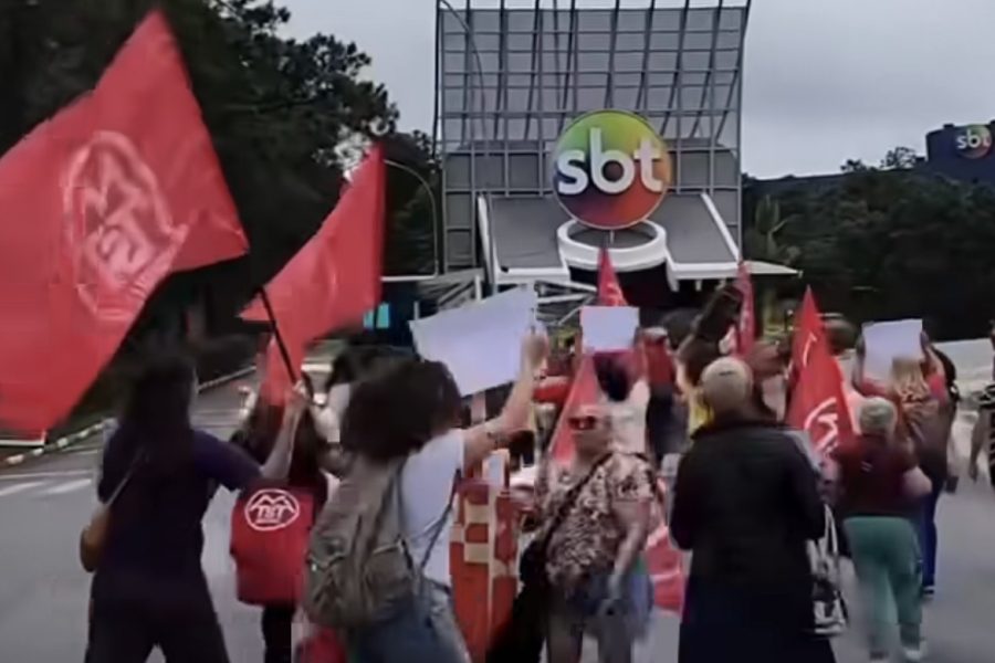 Após fala de ratinho, MST ocupa frente do SBT em defesa de Erika: “Sistema brasileiro transfóbico”