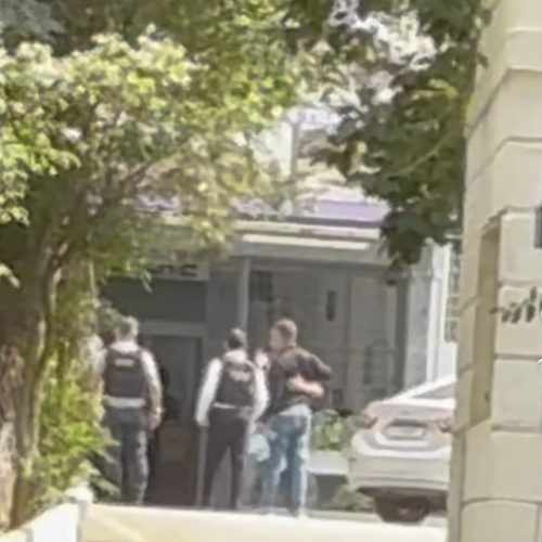 Tenente -coronel preso por feminicídio recebe abraço de PM ao chegar em presídio