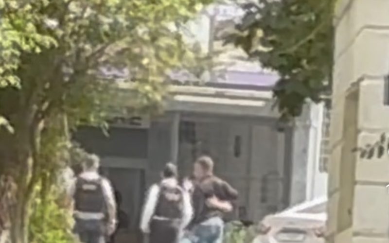 Tenente -coronel preso por feminicídio recebe abraço de PM ao chegar em presídio