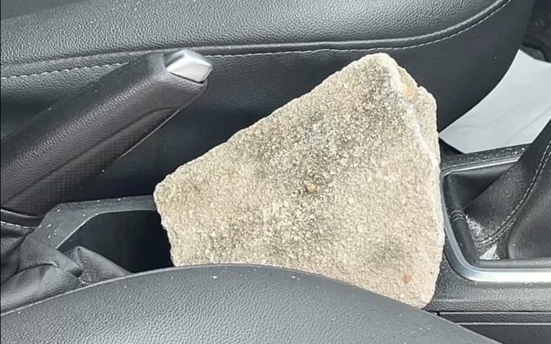 Homem surta e danifica viatura da Guarda Municipal no Farol