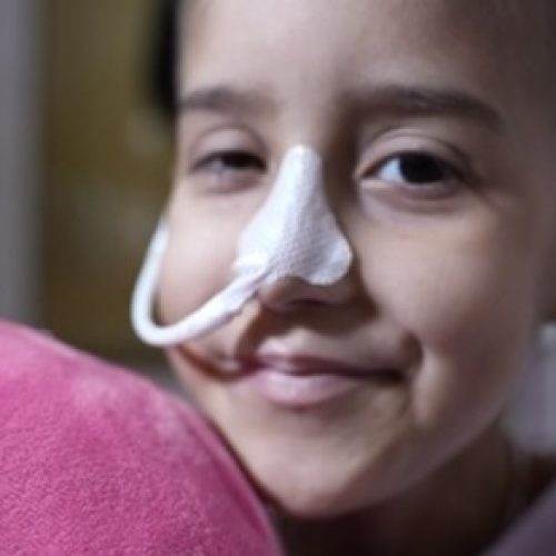 Menina com câncer morre após desvio de R$ 2,5 milhões destinados ao seu tratamento