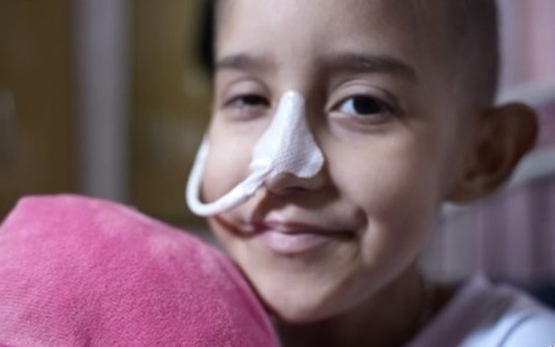 Menina com câncer morre após desvio de R$ 2,5 milhões destinados ao seu tratamento