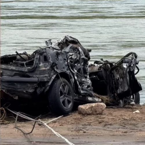 Mulher morre após carro ser levado por trecho que rompeu durante fortes chuvas