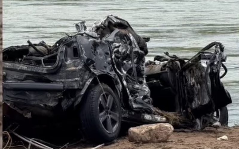 Mulher morre após carro ser levado por trecho que rompeu durante fortes chuvas