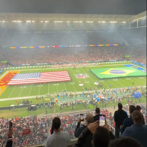 Parte do público vaia hino dos EUA em jogo da NFL em São Paulo