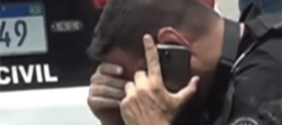 Devastado, policial chora ao telefone no meio da operação mais letal da história do Brasil