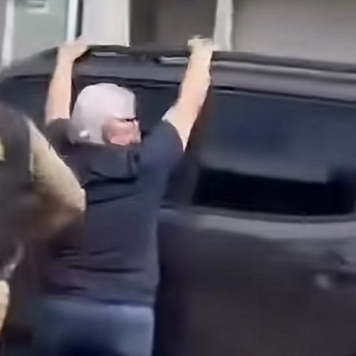 Idoso se agarra a carro em fuga e é arrastado por criminoso; veja