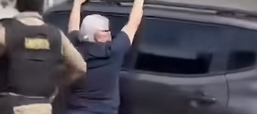 Idoso se agarra a carro em fuga e é arrastado por criminoso; veja