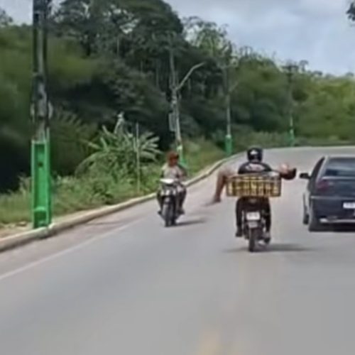Motociclista carrega passageiro bêbado em Joaquim Gomes