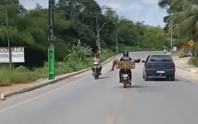 Motociclista carrega passageiro bêbado em Joaquim Gomes