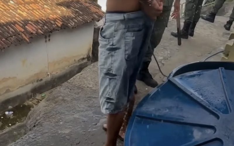 Traficante se apavora e faz cocô nas calças durante abordagem; veja vídeo
