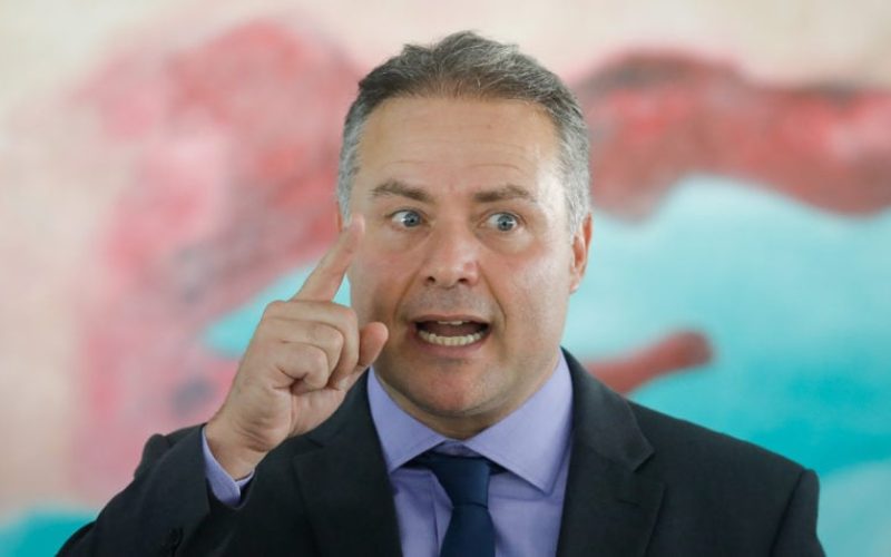 “Foram seis anos de Temer e Bolsonaro.” diz Renan Filho após ser cobrado sobre obra atrasada