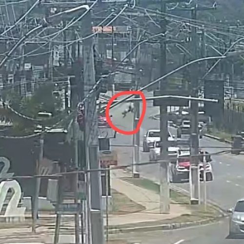 Veja momento em que motociclista é arremessado após colisão na Cruz das Almas