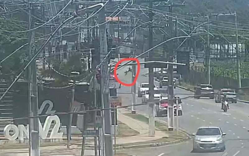 Veja momento em que motociclista é arremessado após colisão na Cruz das Almas