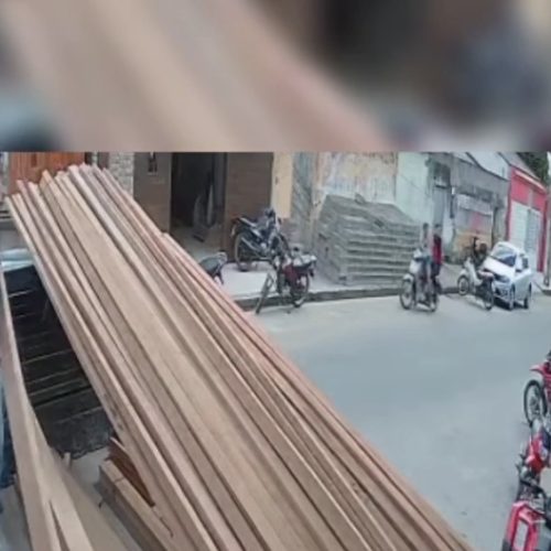 Trabalhador cai de caminhão e bate a cabeça durante descarga de madeira; veja vídeo
