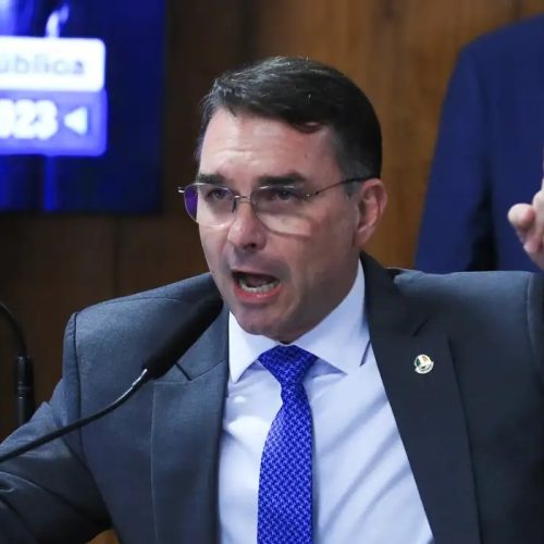 Flávio Bolsonaro embarcou para Europa enquanto PF cumpria mandados em casa de Jair Bolsonaro