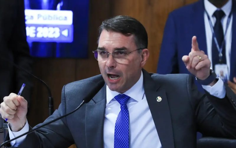 Flávio Bolsonaro embarcou para Europa enquanto PF cumpria mandados em casa de Jair Bolsonaro