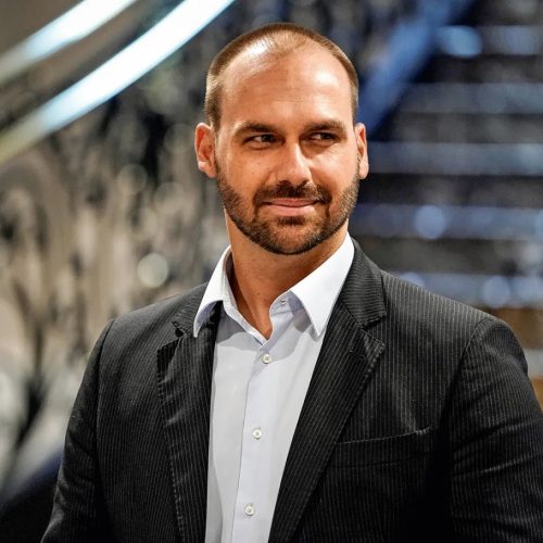 Eduardo Bolsonaro ironiza decisão de Moraes e critica inclusão de postagens em inquérito