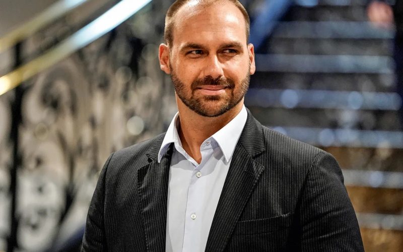 Eduardo Bolsonaro ironiza decisão de Moraes e critica inclusão de postagens em inquérito