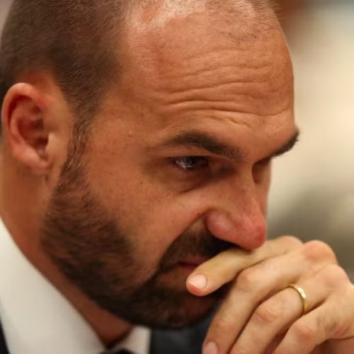 Licença de mandato acaba e futuro de Eduardo Bolsonaro na Câmara é marcado por incertezas