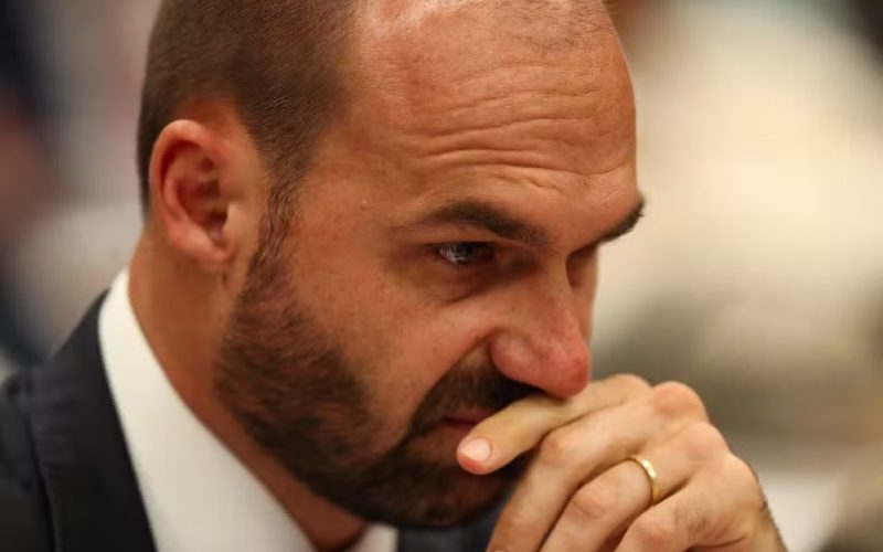 Licença de mandato acaba e futuro de Eduardo Bolsonaro na Câmara é marcado por incertezas