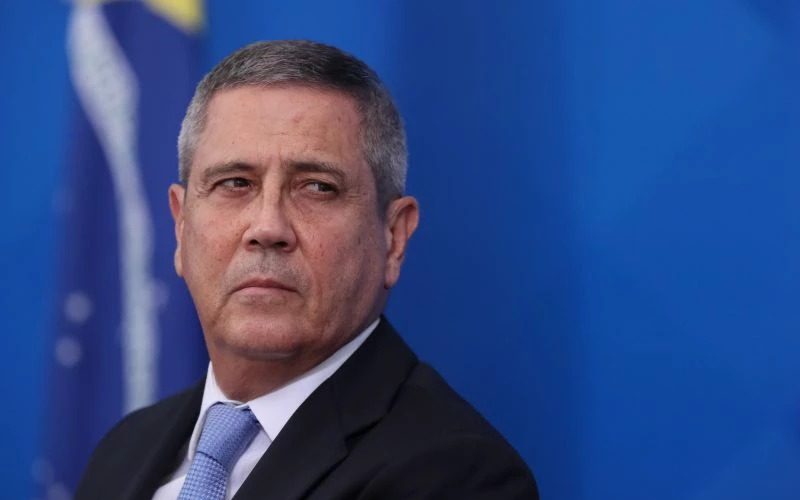Braga Netto quer sair da cadeia e usar tornozeleira “igual a Bolsonaro”