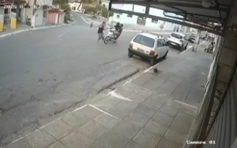 Câmera registra atropelamento de pedestre em Coqueiro Seco