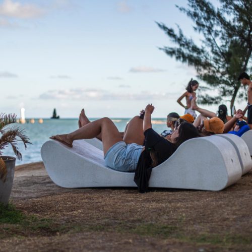 Orla marítima ganha novo visual com a instalação de novos mobiliários