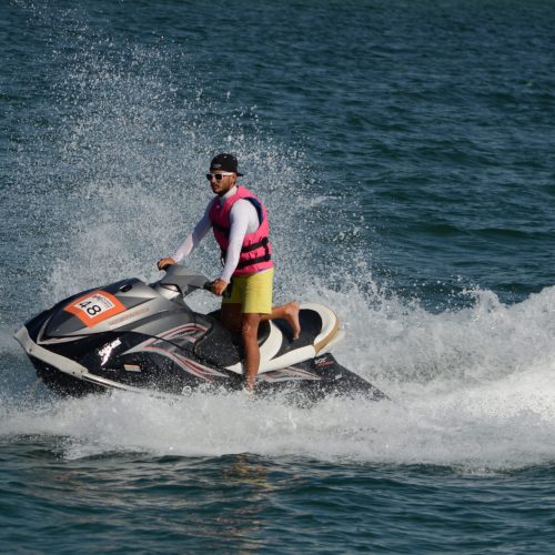 Fiscalização de passeios irregulares de jet ski provoca confusão na Praia de Pajuçara