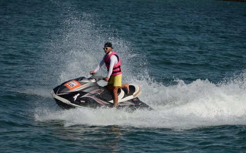Fiscalização de passeios irregulares de jet ski provoca confusão na Praia de Pajuçara