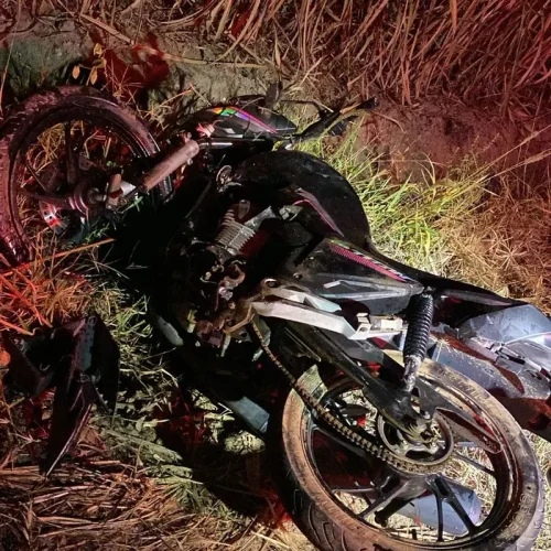 Jovem perde perna após colisão entre moto e ônibus escolar