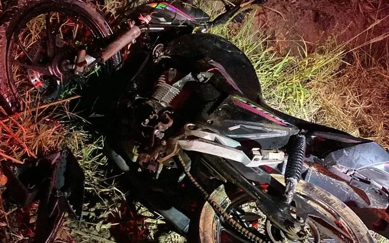 Jovem perde perna após colisão entre moto e ônibus escolar