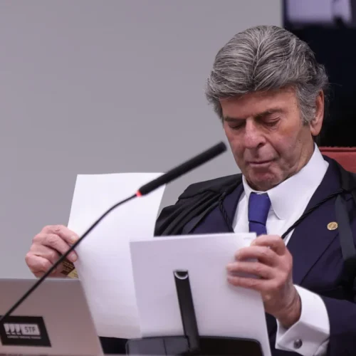 Luiz Fux rebate críticas e defende voto para inocentar Bolsonaro em ação sobre trama golpista