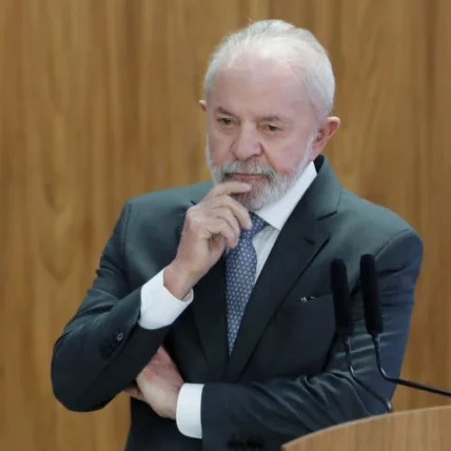 Lula desafia União Brasil e PP e articula manter ministros “rebelados” no governo