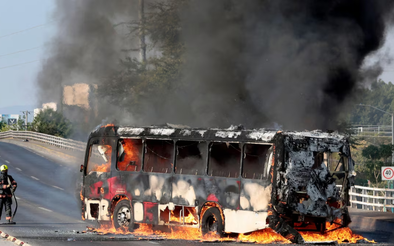 Com fuzis, blindados e poder de fogo militar, cartéis espalham terror no México e acendem alerta para o Brasil